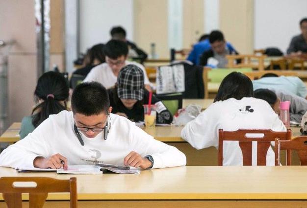 英语六级和高考英语哪个难_英语六级与考研英语_大学英语四六级