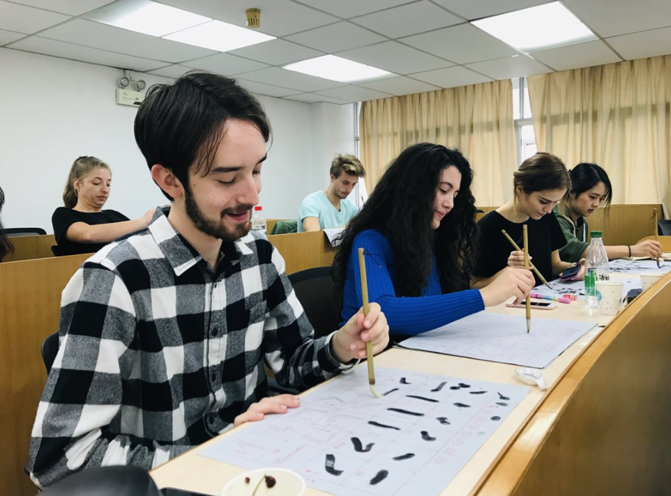 英语零基础学字母_我要学英语26个字母_英语作文要空几个字母