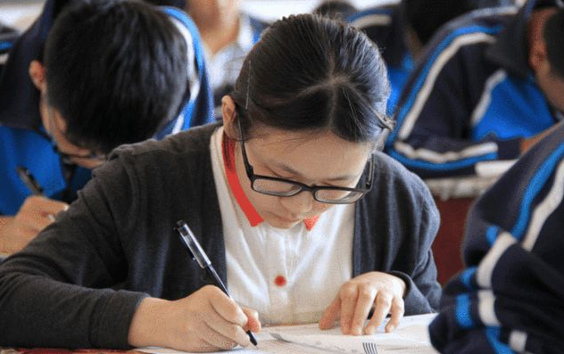 零基础学日语比英语难吗_零基础学日语还是英语_同时学英语和日语