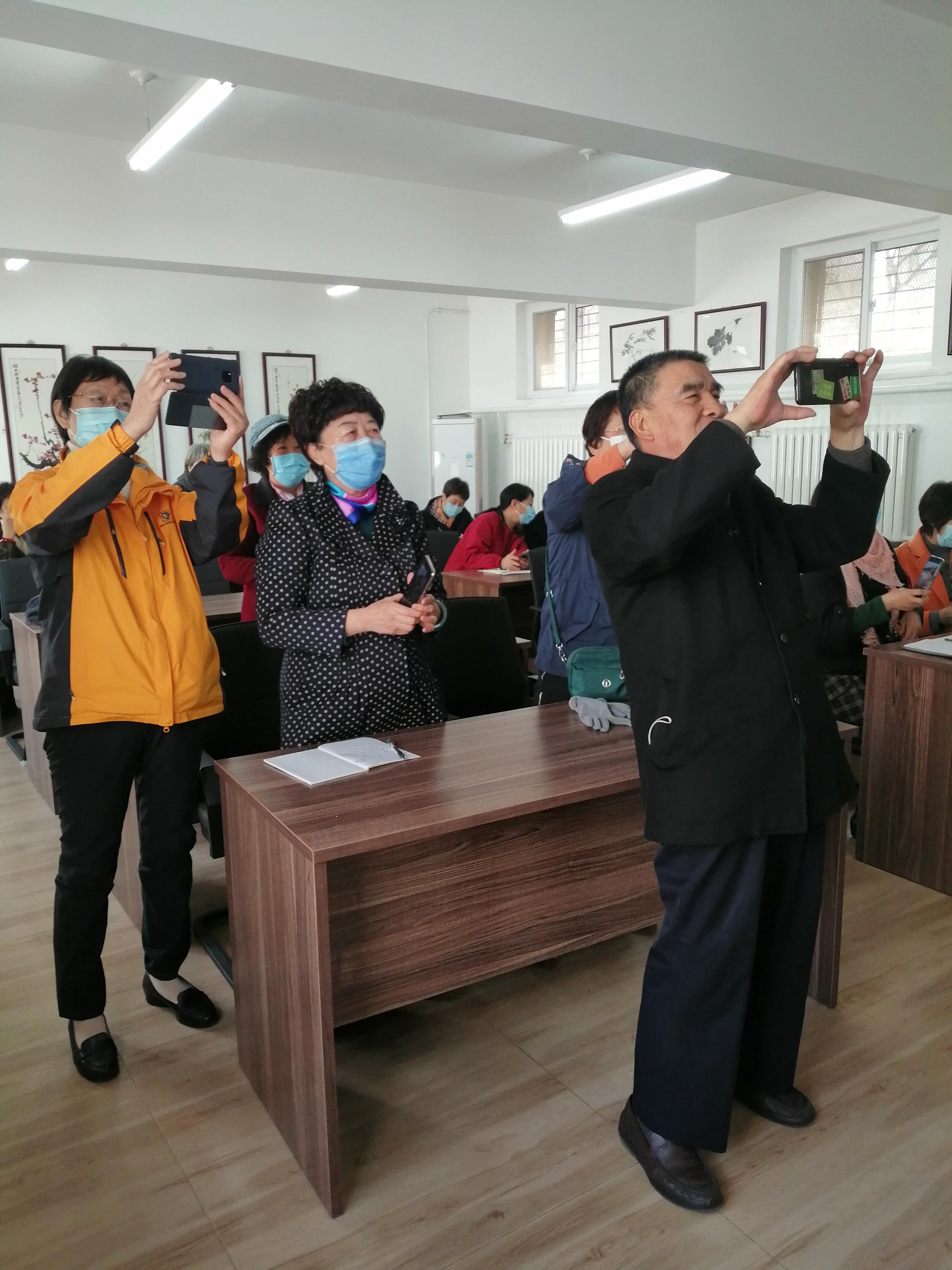 北京老年英语培训班_北京老年模特队培训_北京老年免费模特班