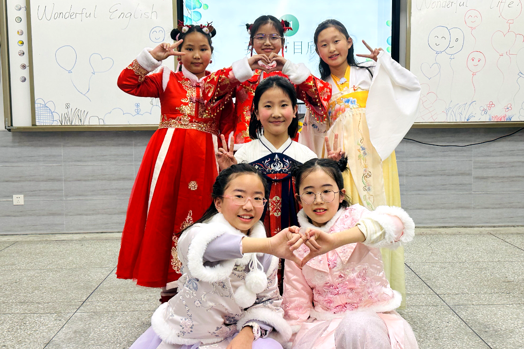 英语学校手抄报_在学校英语_英语学校怎么写