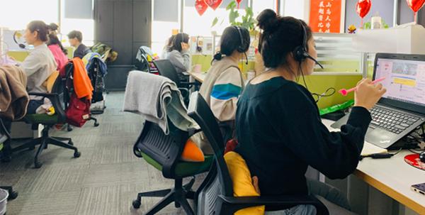 图为监考老师线上监督学生考试