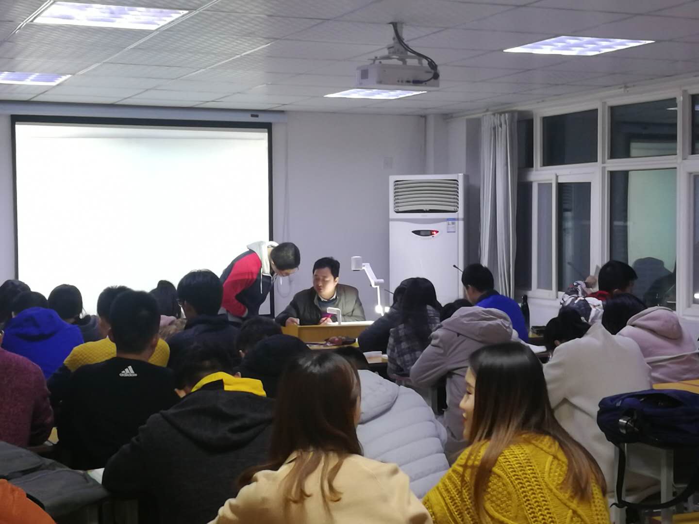 研究生要学英语吗_英语研究生需要考什么_英语研究生的要求