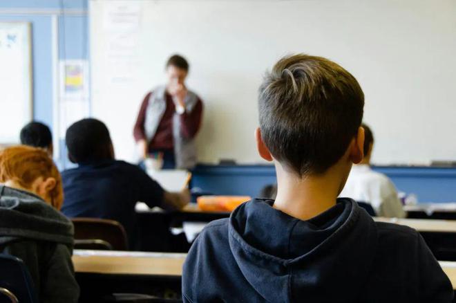 英语同班同学怎么读_英语同班同学们怎么读_同班同学英语