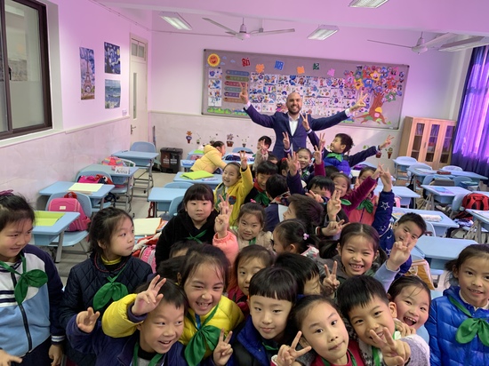 澳大白老师在中国时和学生们的合影。（照片由澳大白老师提供）