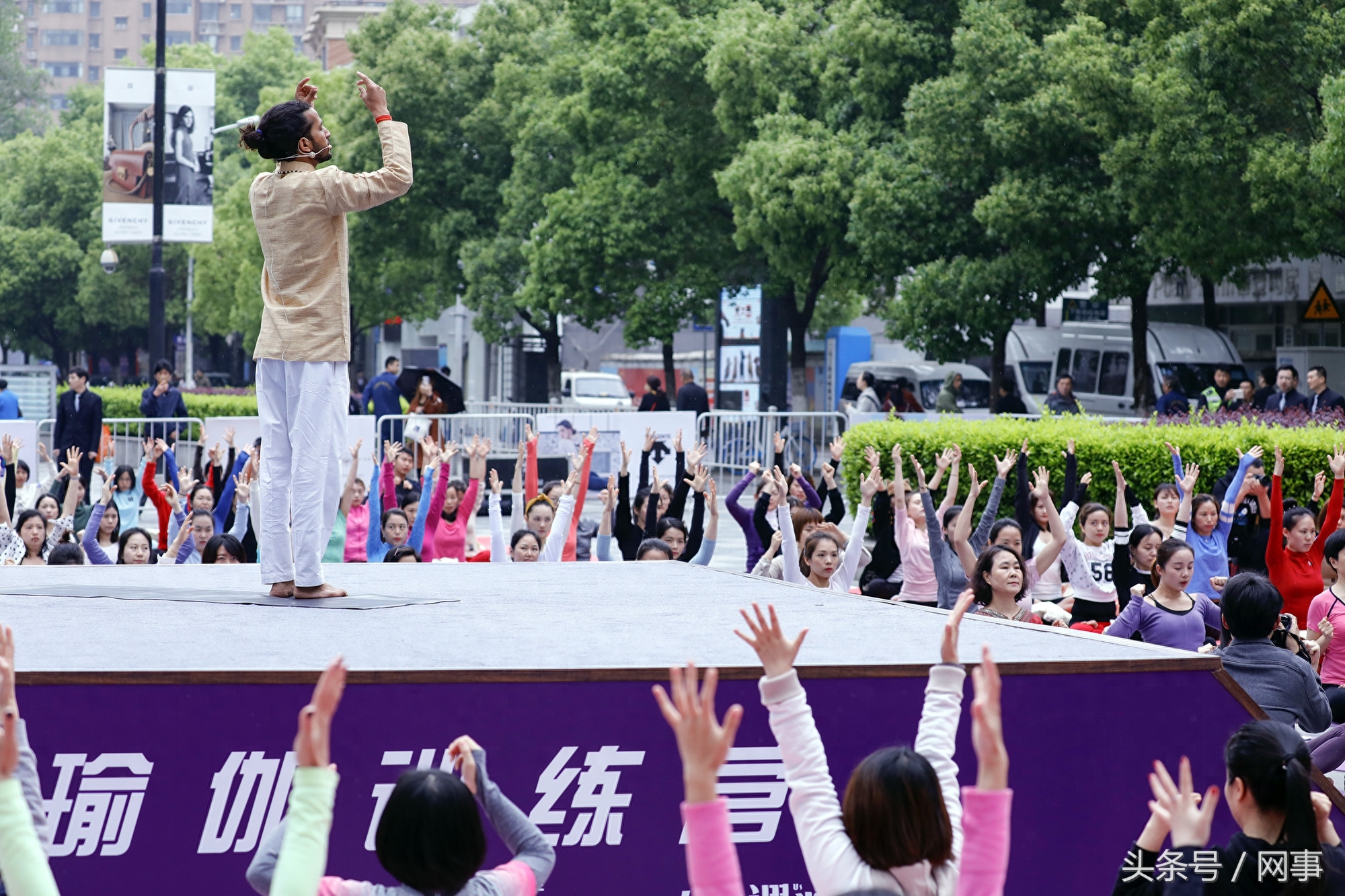 武广“千人”户外瑜伽盛会：和著名瑜伽导师同呼吸 共运动