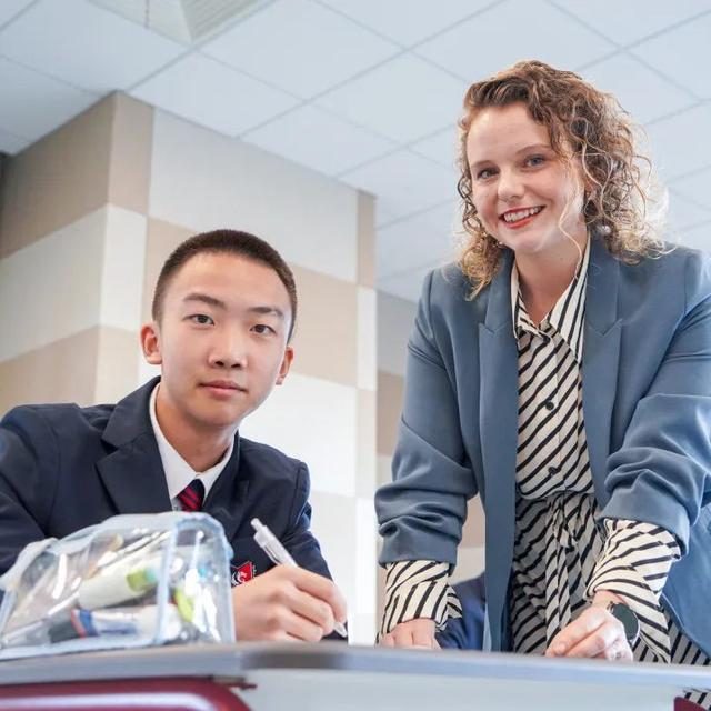 适合大学生的外教一对一_外教大学适合生几个孩子_外教大学适合生孩子吗