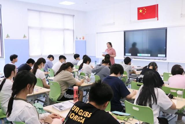 适合大学生的外教一对一_外教大学适合生孩子吗_外教大学适合生几个孩子