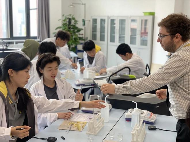外教教中国英语课本_中教外教一对一_外教跟中教什么意思