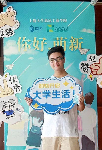 与老外合影的说说_跟外教合影一对一_外教合作