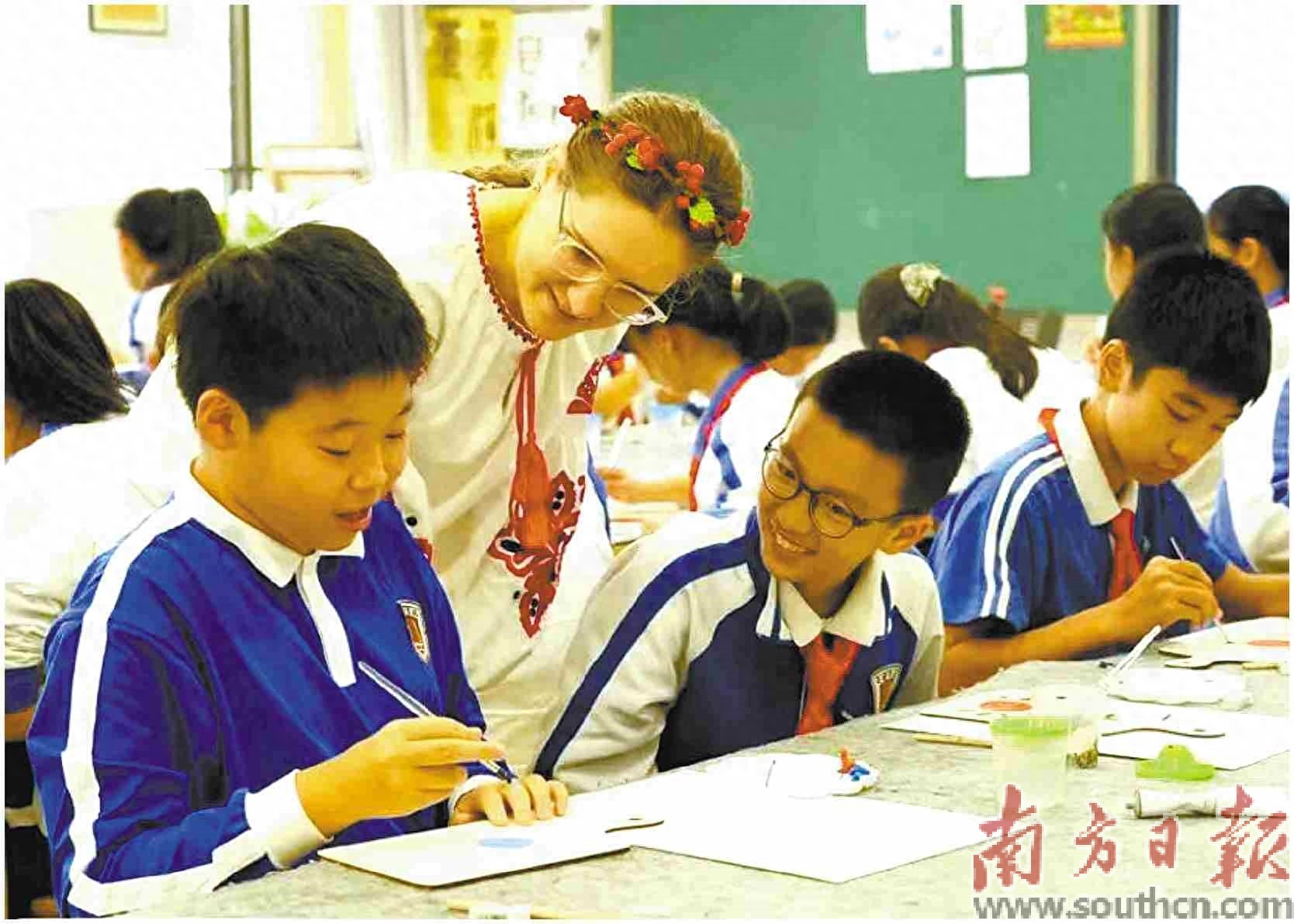 哪里有外教一对一线下_一线外教下有多少人_外教老师价格