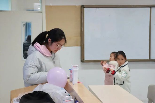 外教萌娃老师视频_外教萌娃老师是谁_萌娃一对一外教老师