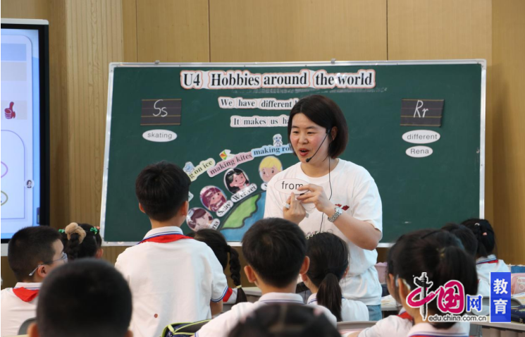 小学生外教老师一对一教学_外教老师教小学生好不好_外国语小学教师